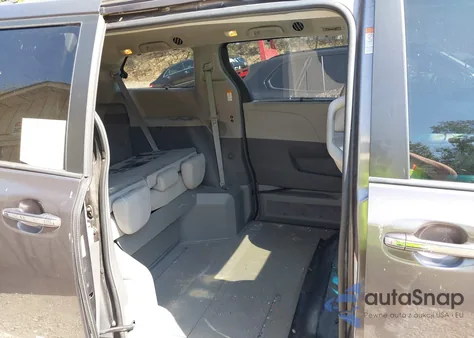 2015 Toyota Sienna Xle 8 Passenger z USA, uszkodzony, nr VIN 5TDYK3DC5FS602417